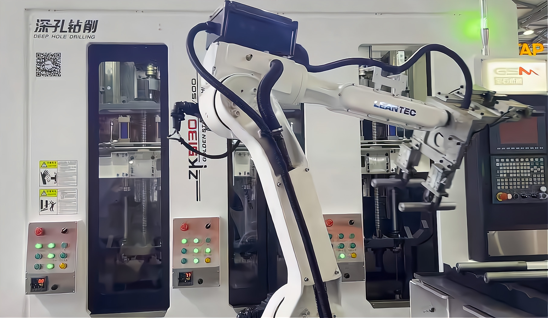 ZK5120×6/500 倒立六軸深孔鉆床配置六軸機(jī)器人，加工新能源電機(jī)軸單機(jī)自動(dòng)化